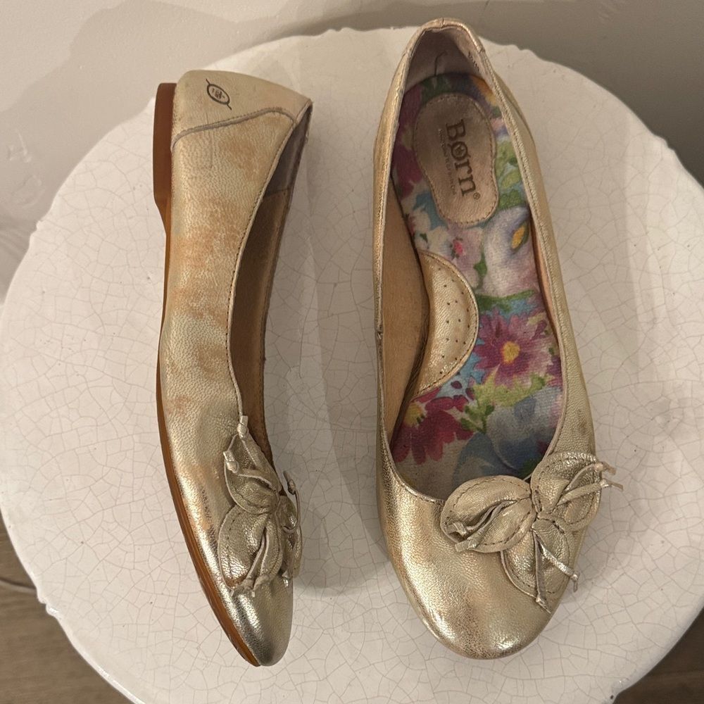 Born Women's Metallic Gold Leather Ballet Flats with Flower Accents Size 8.5 EUC